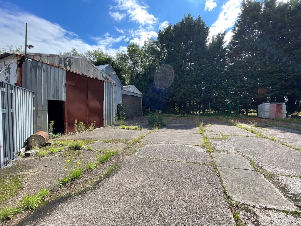 Lot: 130 - COMMERCIAL PROPERTY AND YARD WITH PLANNING - View of yard and units